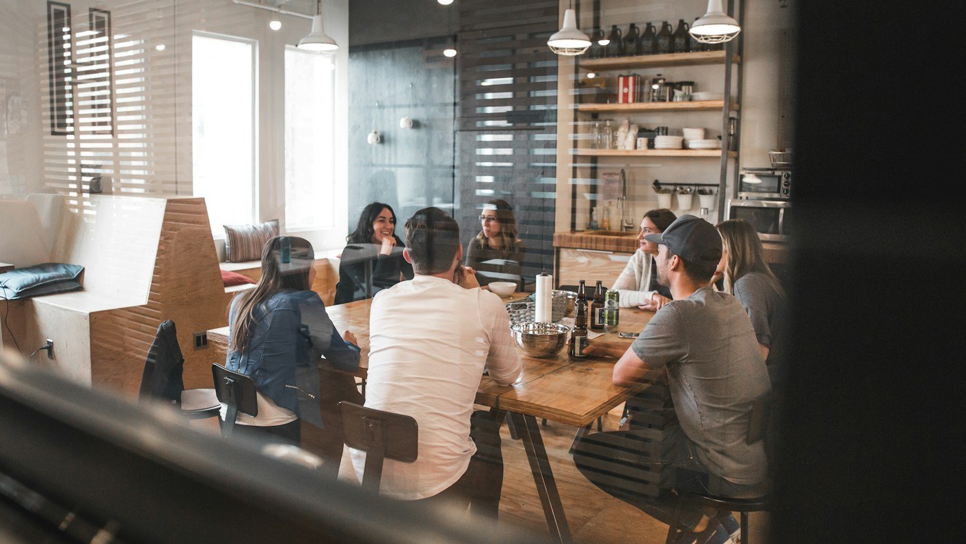 Equipe de profissionais em uma reunião corporativa